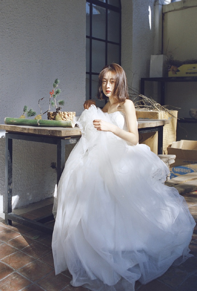 短发姑娘的白色婚纱图片