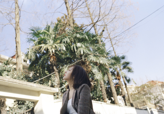 短发姑娘的白色婚纱图片