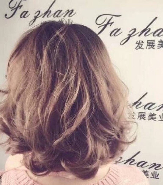 微卷短发美女发型图片