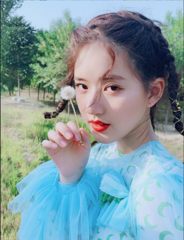 可爱到冒泡的清纯美女赵露思图片