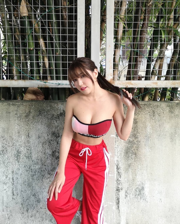 前凸后翘胸大的美女图片