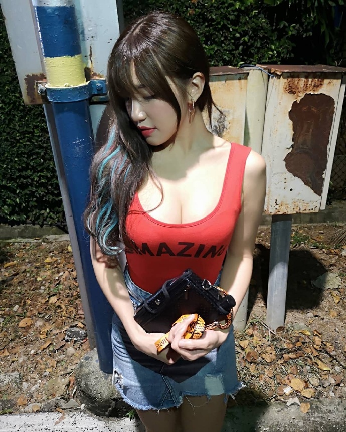 前凸后翘胸大的美女图片
