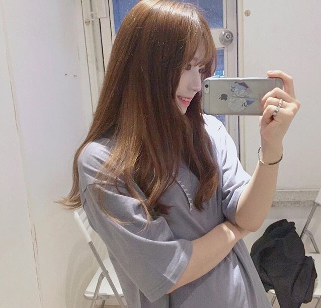 软萌的咖啡色长卷发美女头像图片