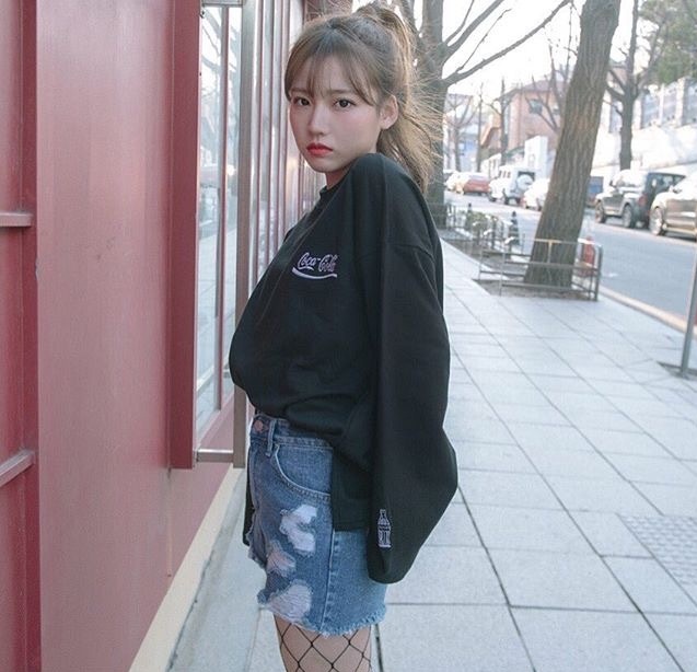 软萌的咖啡色长卷发美女头像图片