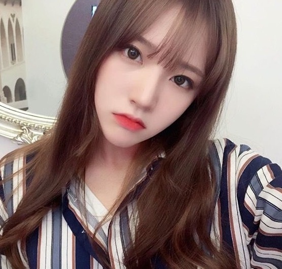 软萌的咖啡色长卷发美女头像图片