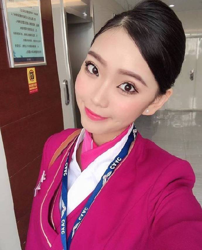 大眼美女空姐自拍照图片
