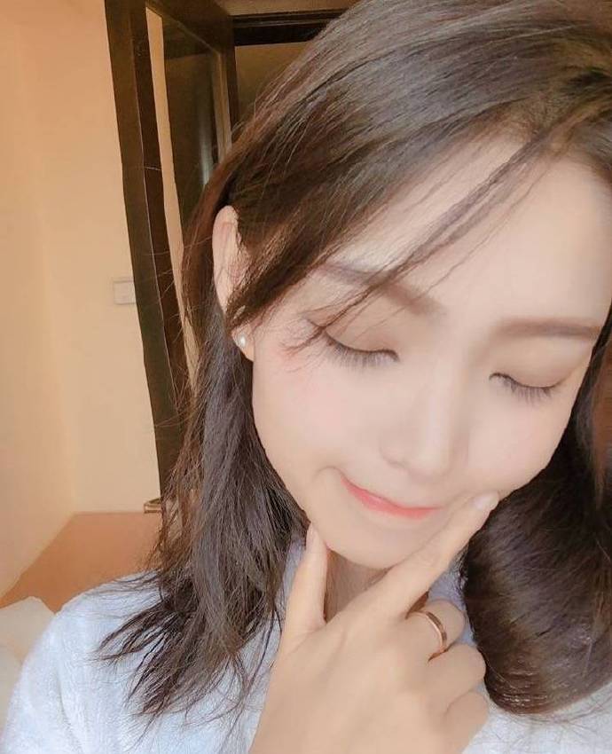 大眼美女空姐自拍照图片