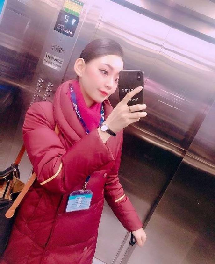 大眼美女空姐自拍照图片