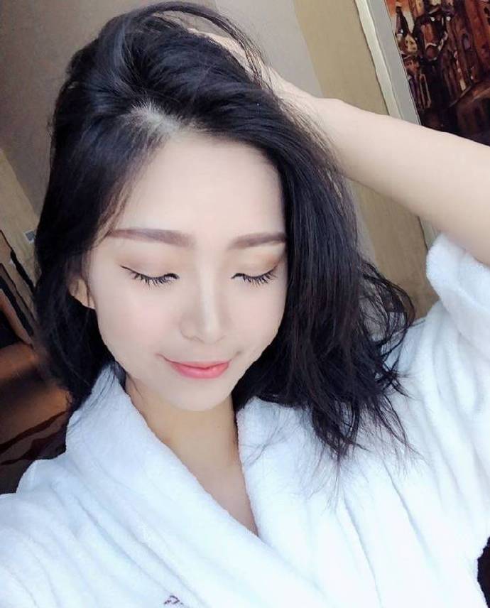 大眼美女空姐自拍照图片