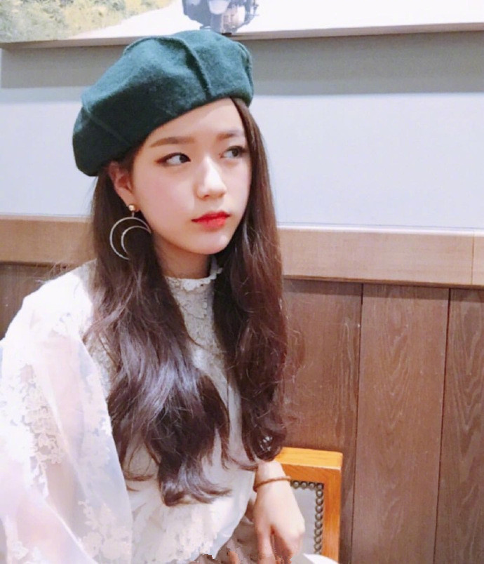 蜜茶色甜系少女波浪卷发发型图片 好看的美女图