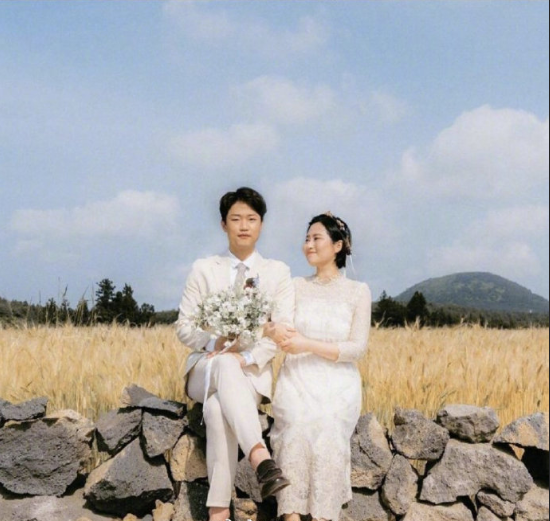 甜甜的旅拍婚纱照图片