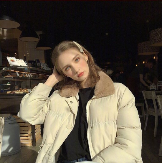 俄罗斯美少女Vanillllaicecream自拍照图片