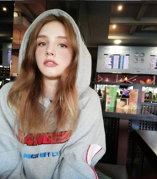 俄罗斯美少女Vanillllaicecream自拍照图片