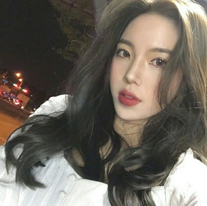 好看美女图片 浪漫的长卷发发型图片