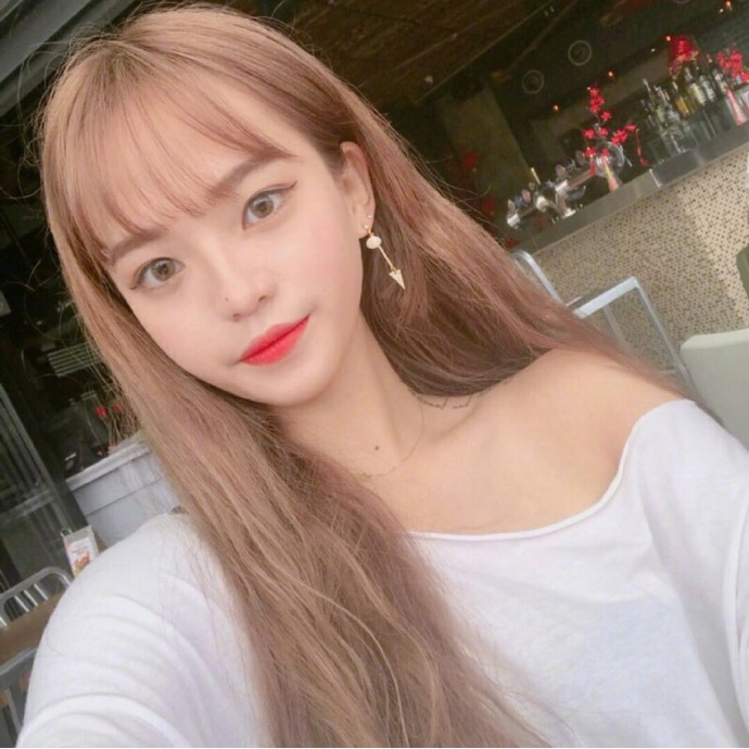 好看美女图片 浪漫的长卷发发型图片