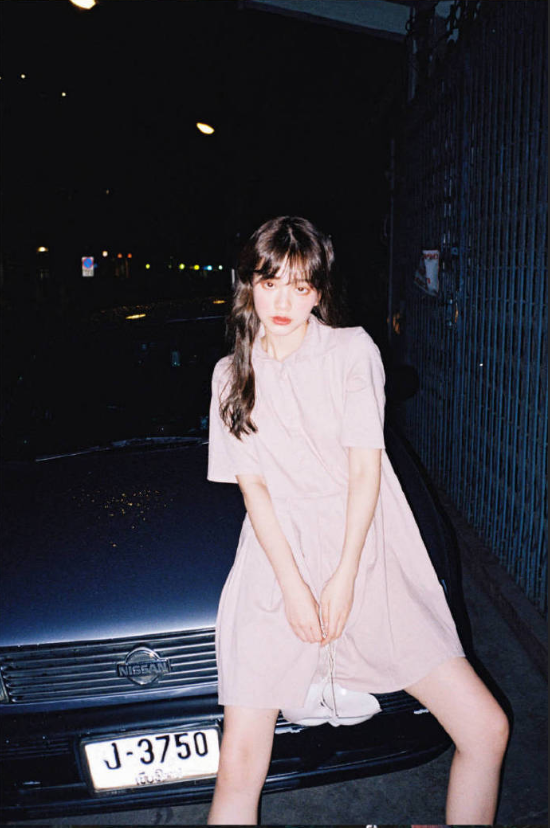 吊带美女图片 吊带连衣裙清纯美女写真图片