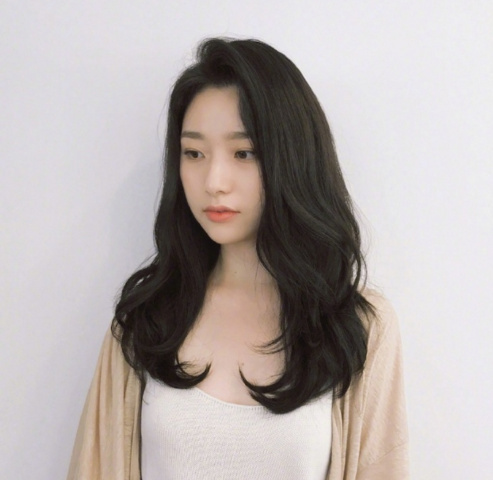 成熟优雅的三七分八字刘海气质美女图片