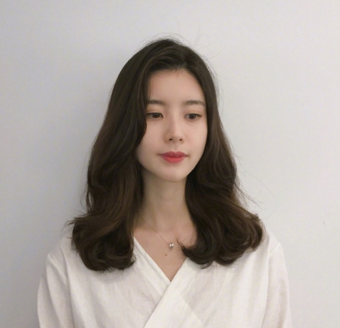 成熟优雅的三七分八字刘海气质美女图片