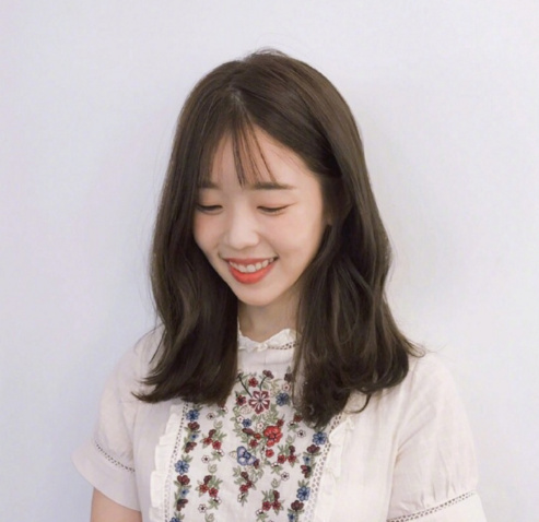 成熟优雅的三七分八字刘海气质美女图片
