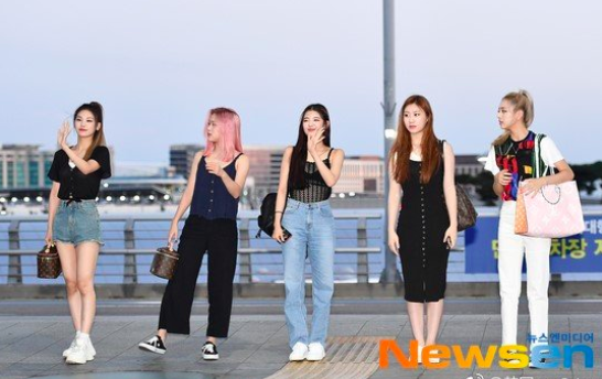 韩国美女图片 韩国女子团体ITZY机场图片