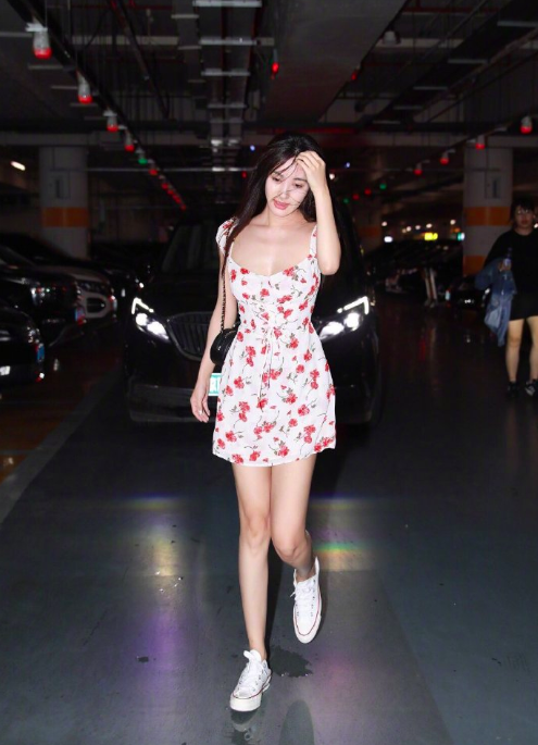 中国美女图片 内地女明星李菲儿碎花连衣裙街拍