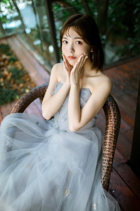 短发美女毛省曈灰色婚纱照写真图片