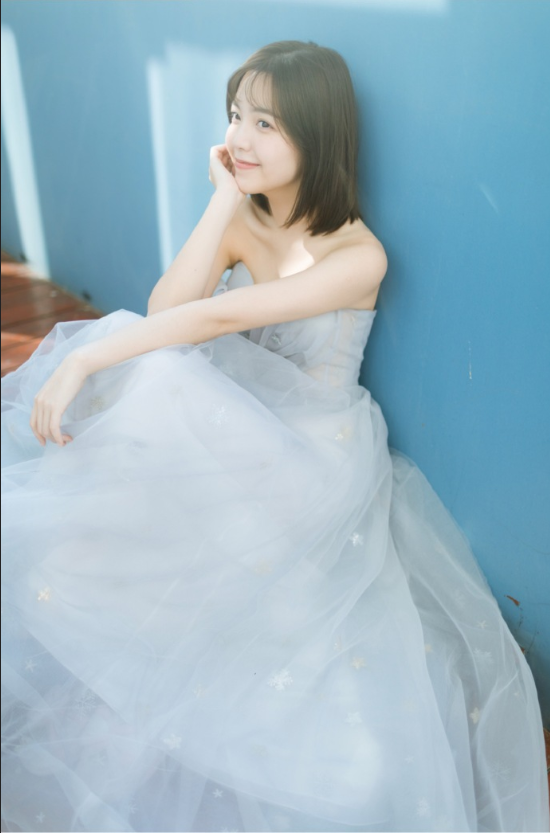 短发美女毛省曈灰色婚纱照写真图片