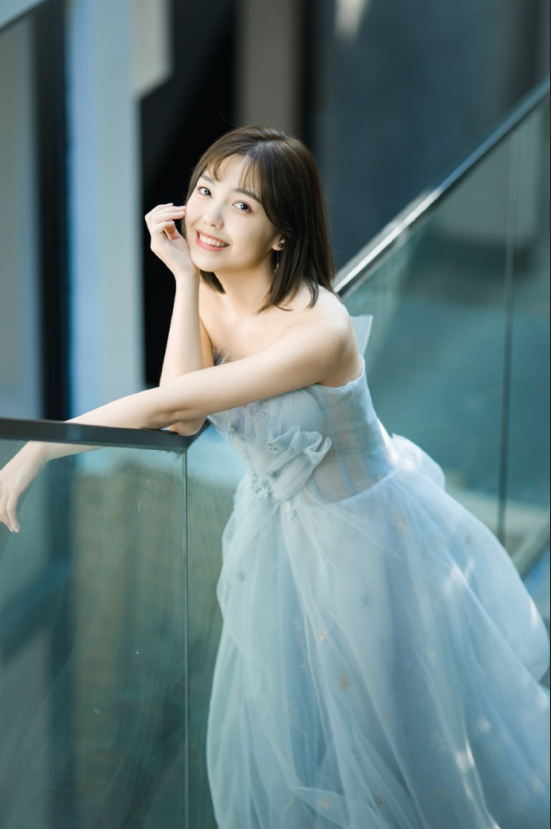 短发美女毛省曈灰色婚纱照写真图片