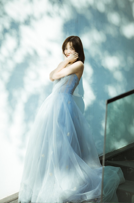 短发美女毛省曈灰色婚纱照写真图片