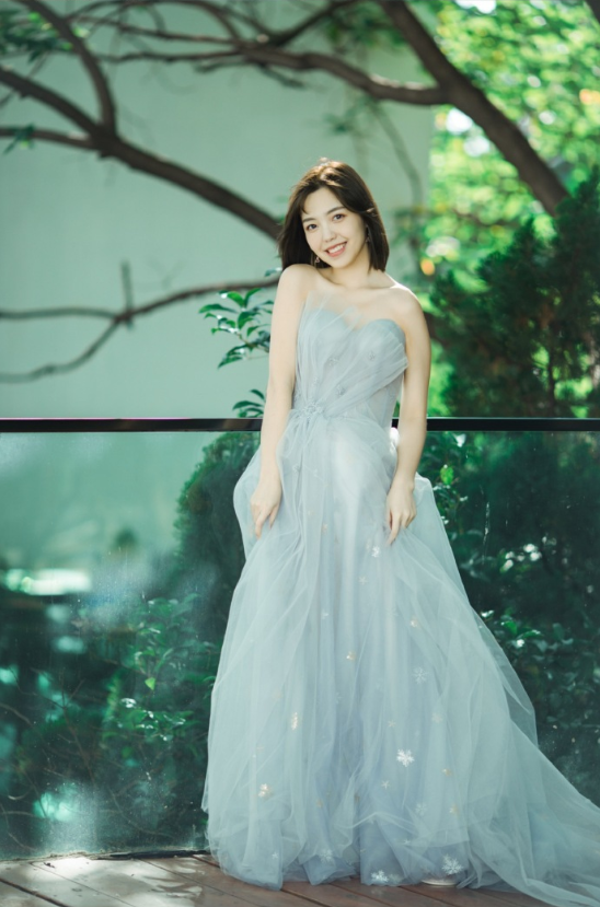 短发美女毛省曈灰色婚纱照写真图片