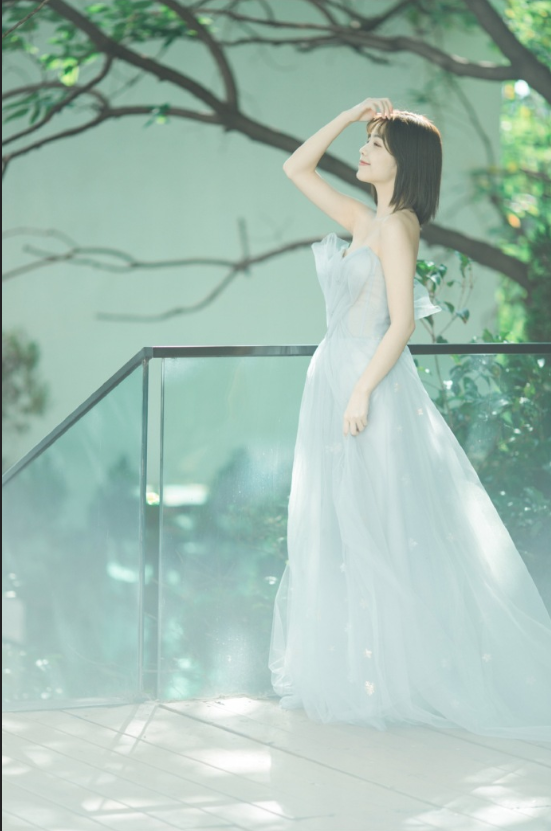 短发美女毛省曈灰色婚纱照写真图片