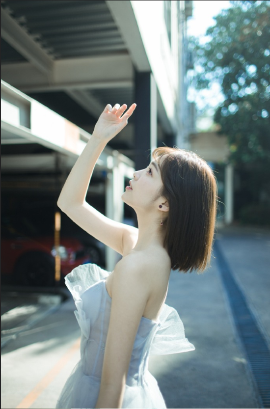 短发美女毛省曈灰色婚纱照写真图片