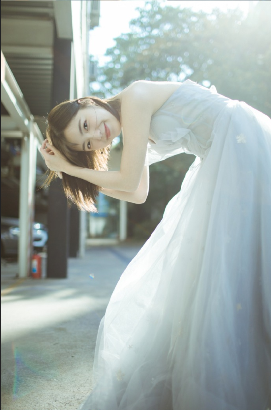 短发美女毛省曈灰色婚纱照写真图片