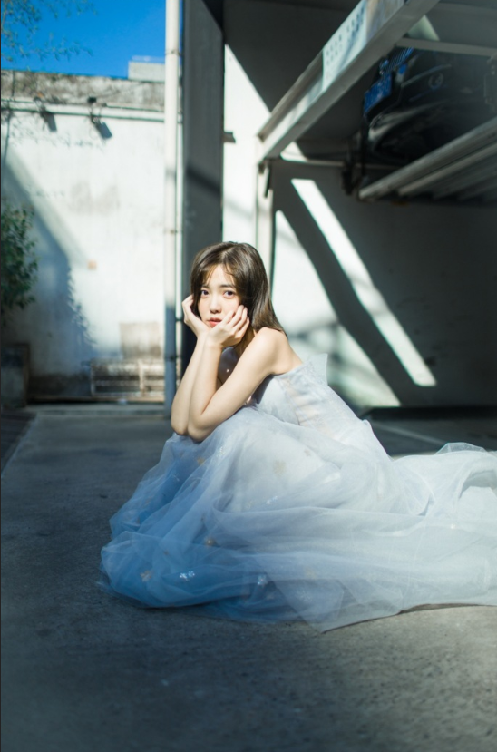 短发美女毛省曈灰色婚纱照写真图片