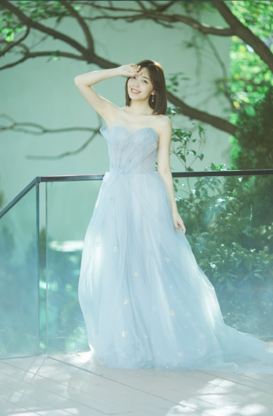 短发美女毛省曈灰色婚纱照写真图片