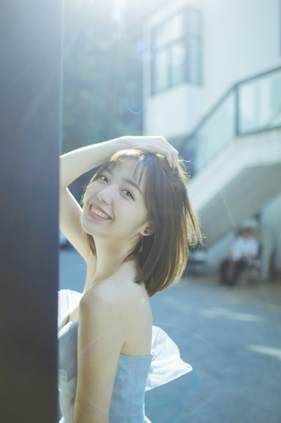 短发美女毛省曈灰色婚纱照写真图片