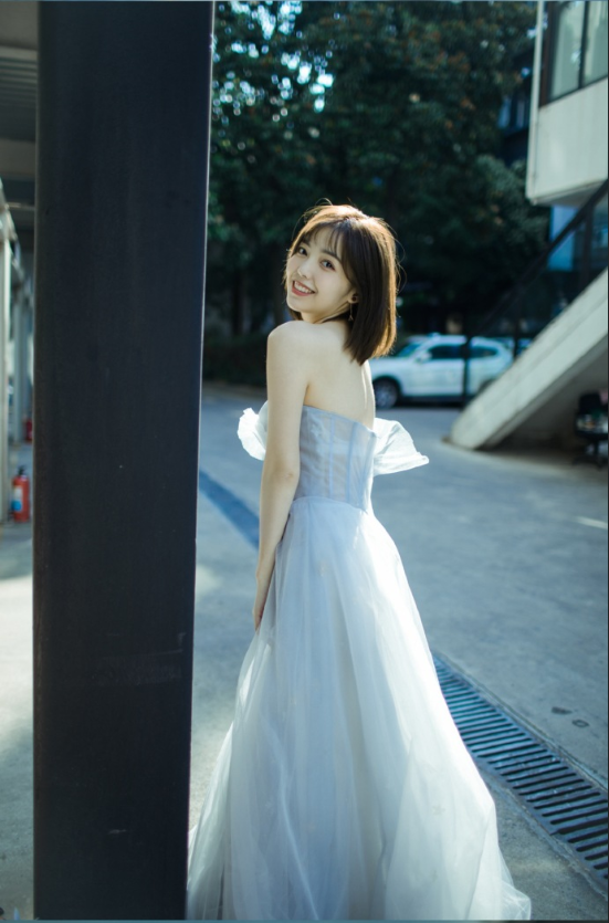 短发美女毛省曈灰色婚纱照写真图片