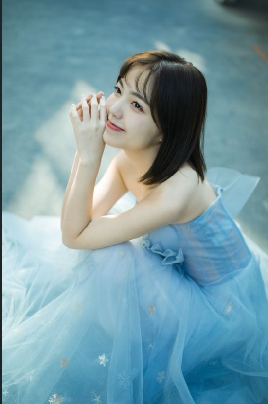 短发美女毛省曈灰色婚纱照写真图片