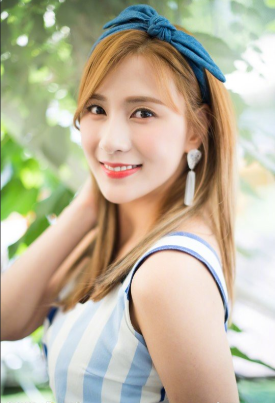 韩国女歌手吴夏荣高清照片