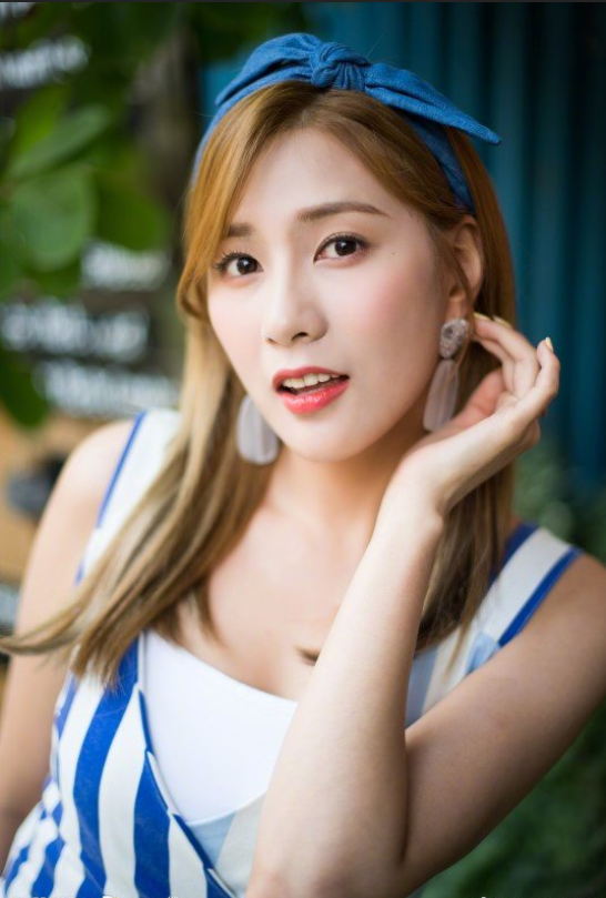 韩国女歌手吴夏荣高清照片