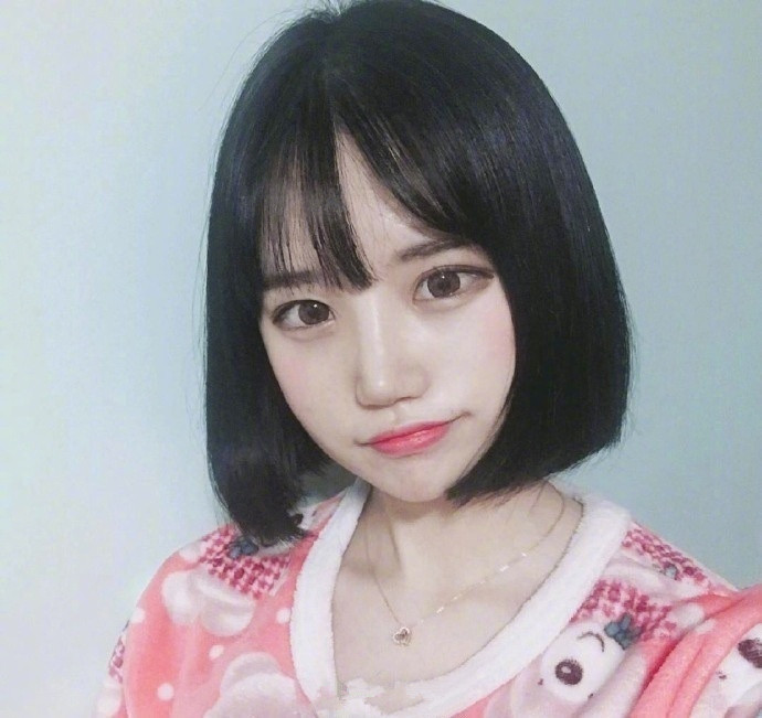 清纯美女图片 学生党的乖巧短发发型女生图片