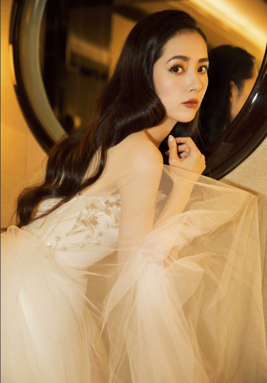 台湾美女图片 台湾女神郭碧婷黑白两套礼服出席