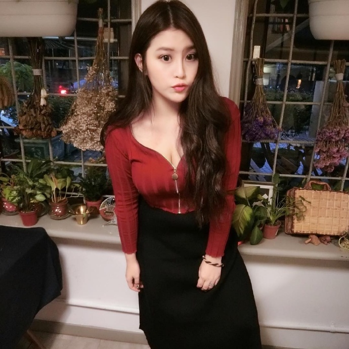 元气美少女自拍照迷人的乳沟图片
