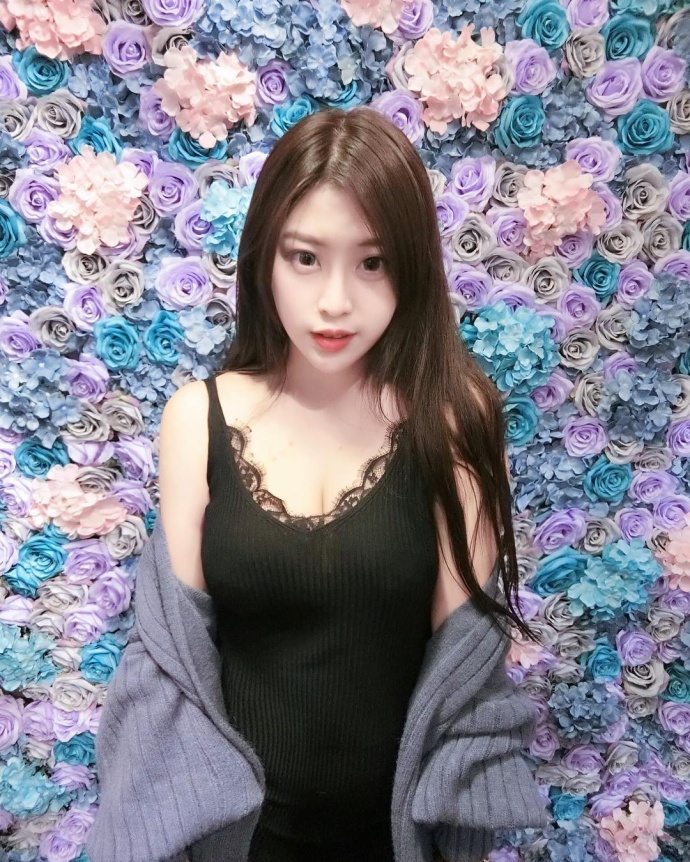 元气美少女自拍照迷人的乳沟图片