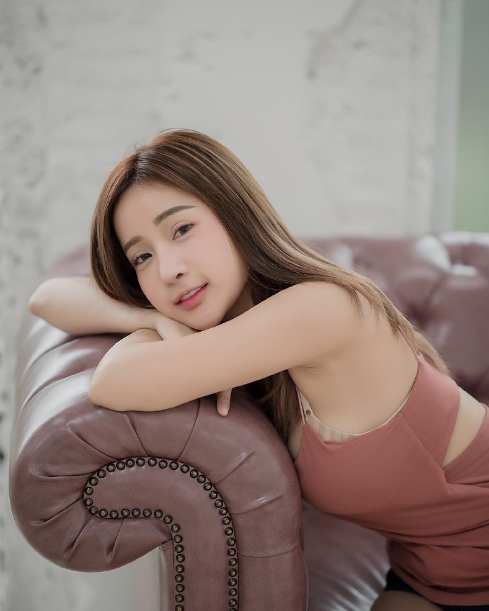 白皙的甜美少女幸福笑容图片
