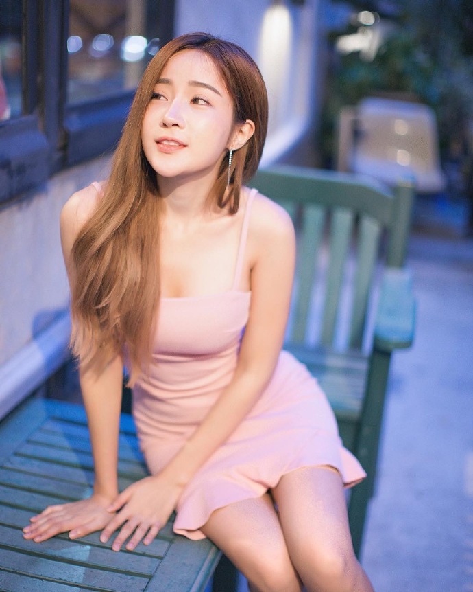 白皙的甜美少女幸福笑容图片
