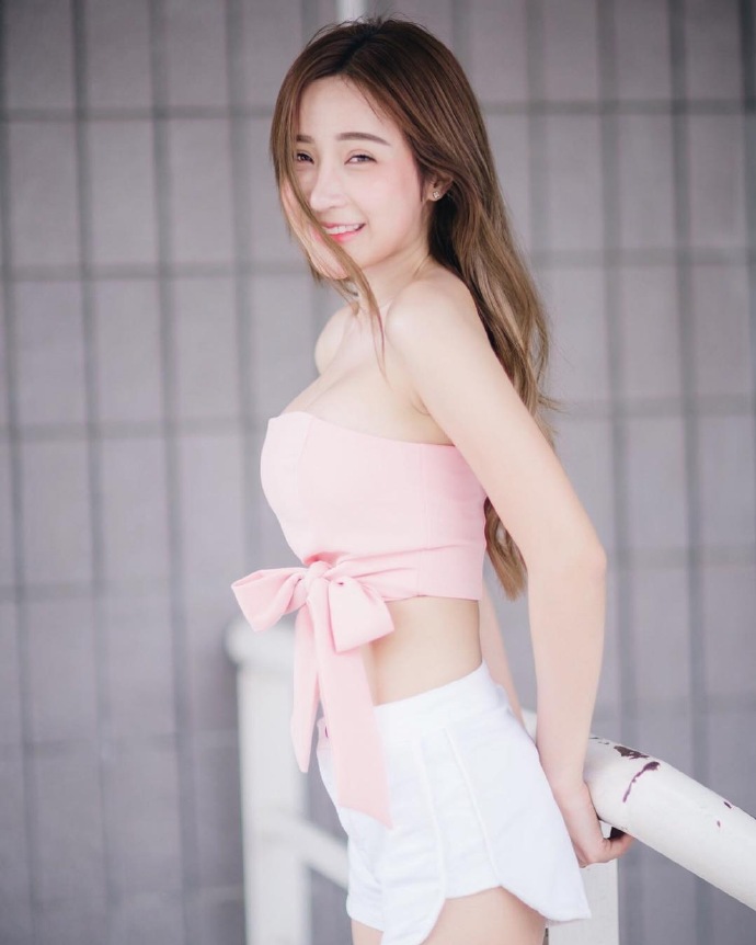 白皙的甜美少女幸福笑容图片