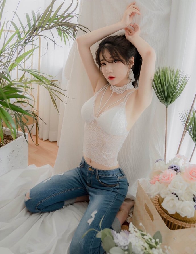 白色吊带搭配牛仔裤可爱美女图片
