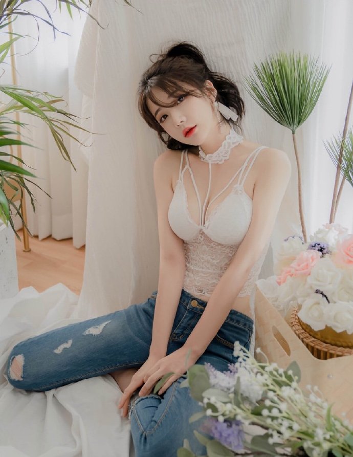 白色吊带搭配牛仔裤可爱美女图片