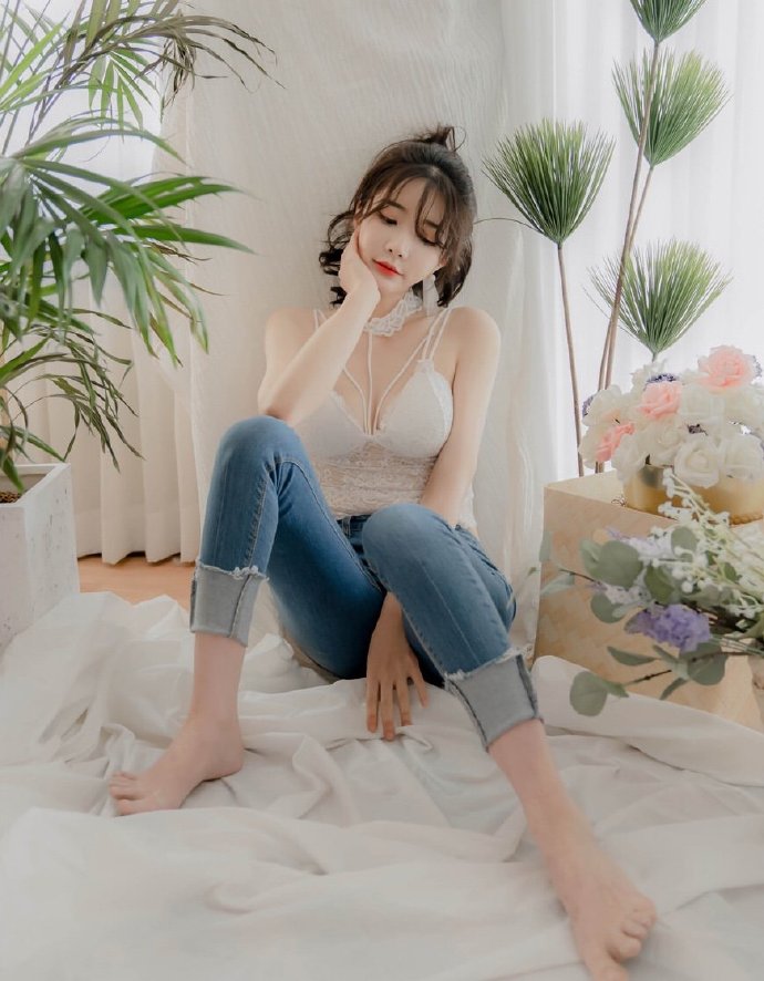 白色吊带搭配牛仔裤可爱美女图片